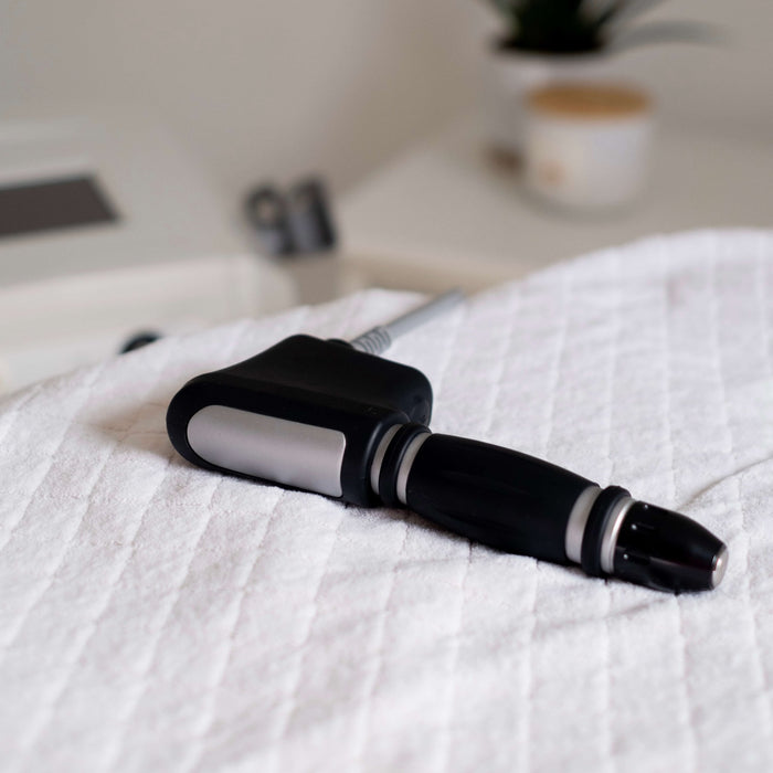 Pièce à main de l'appareil à ondes acoustiques Celluskin, utilisé pour les traitements anti-cellulite, posé sur une table de soin à la clinique O'terra.
