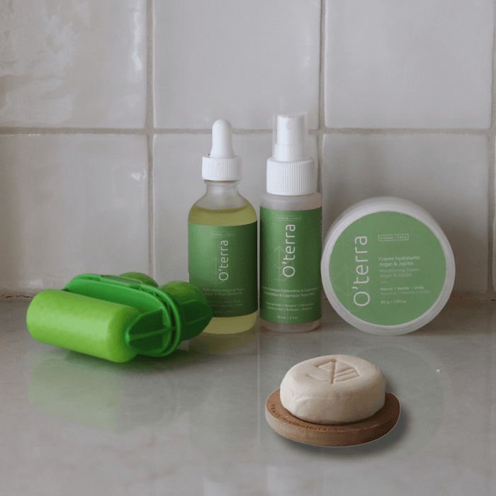 Routine complète O'terra pour peaux sèches et sensibles comprenant l'huile divine, la brume tonique, la crème hydratante, un savon doux et le rouleau fraîcheur.