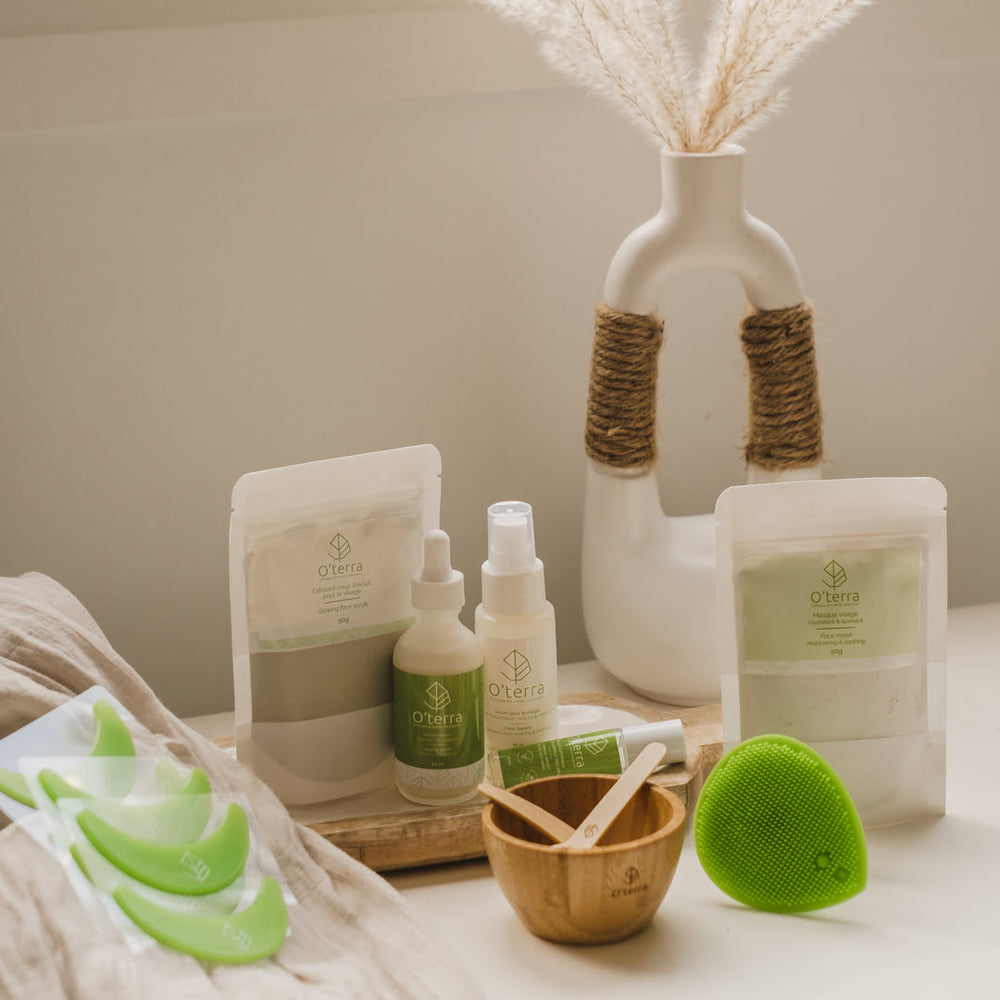 Ensemble de soins Peau Radieuse O'terra comprenant des patchs pour les yeux, un exfoliant, un masque hydratant, deux sérums visage, un bol de préparation en bambou et une brosse nettoyante.