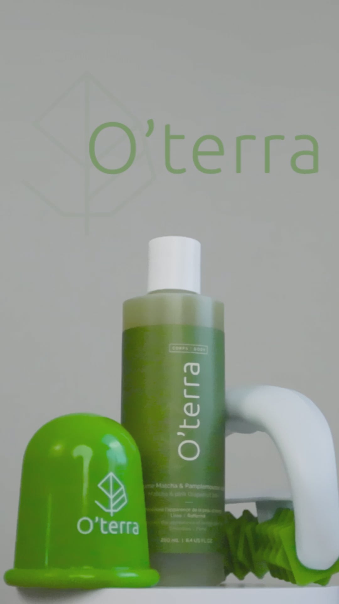 Vue de dessus du trio corporel O'terra : baume raffermissant 250 ml, roulette de massage et deux ventouses de tailles différentes.